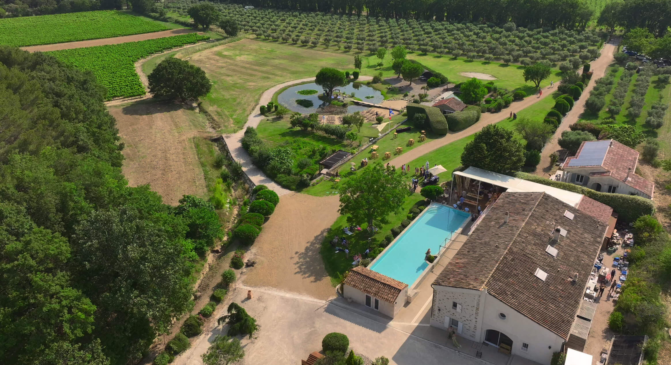Domaine Amourella vue aérienne piscine etang jardin